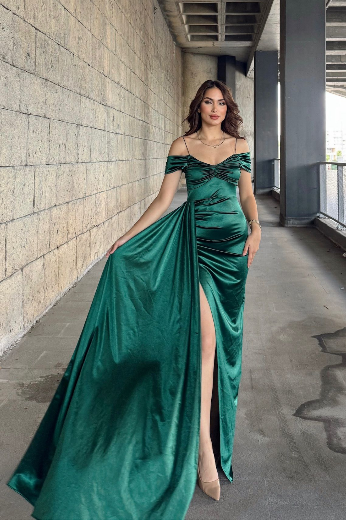 Stone Drape Yaka Yırtmaç Detay Kuyruklu Abiye 582553 ZÜMRÜT